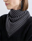 STRIA - Siyah Antrasit Çizgili Yünlü Triko Üçgen Şal